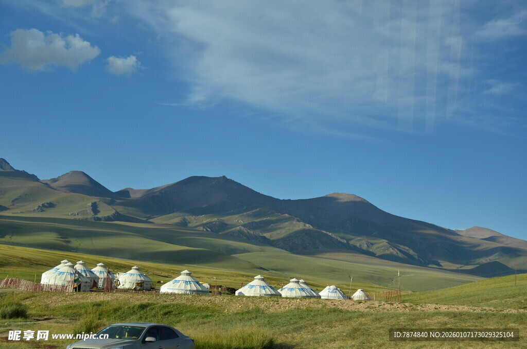 草原上的白色蒙古包景观