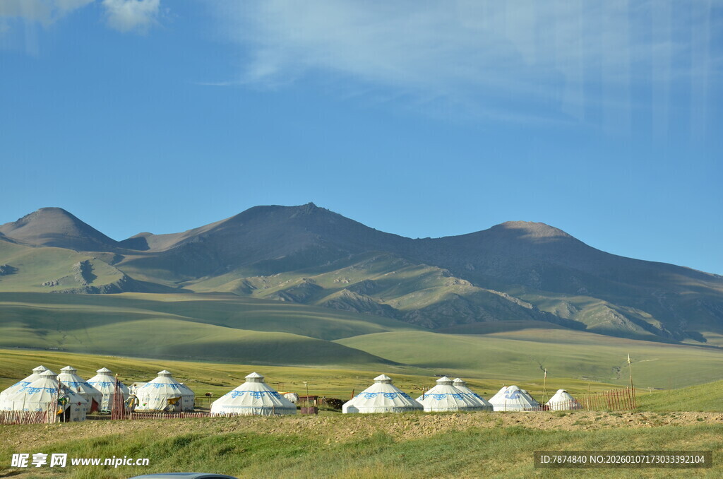草原上的蒙古包群