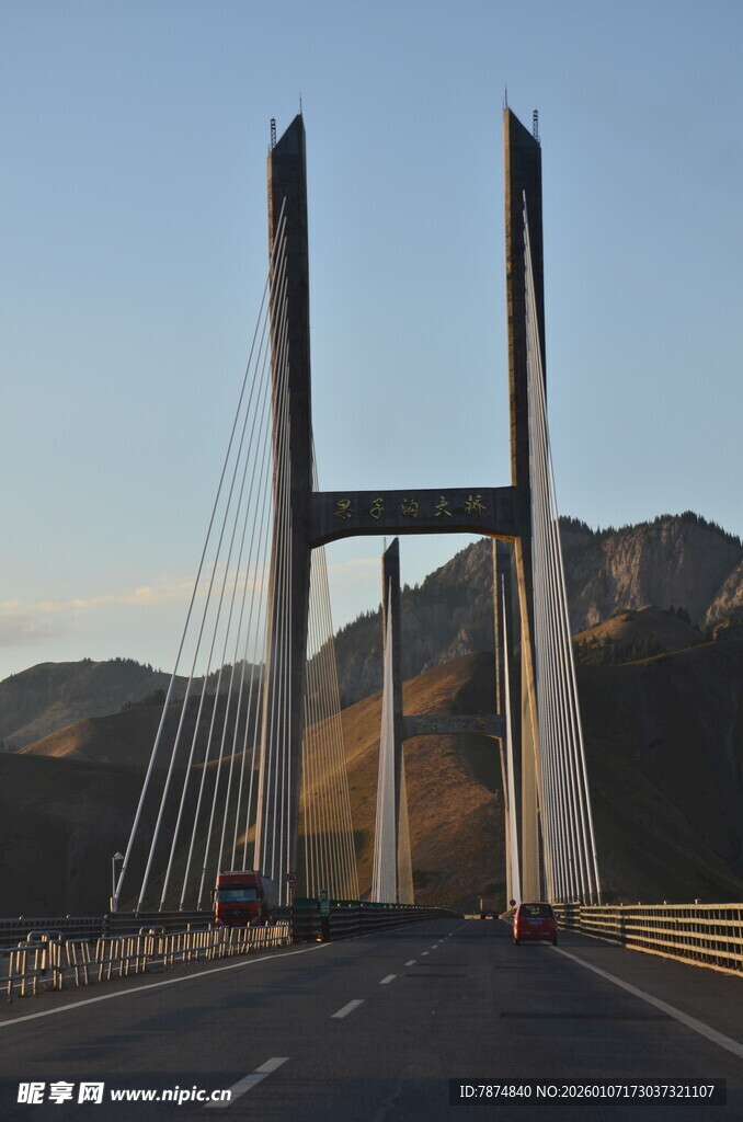 宏伟桥梁横跨山间