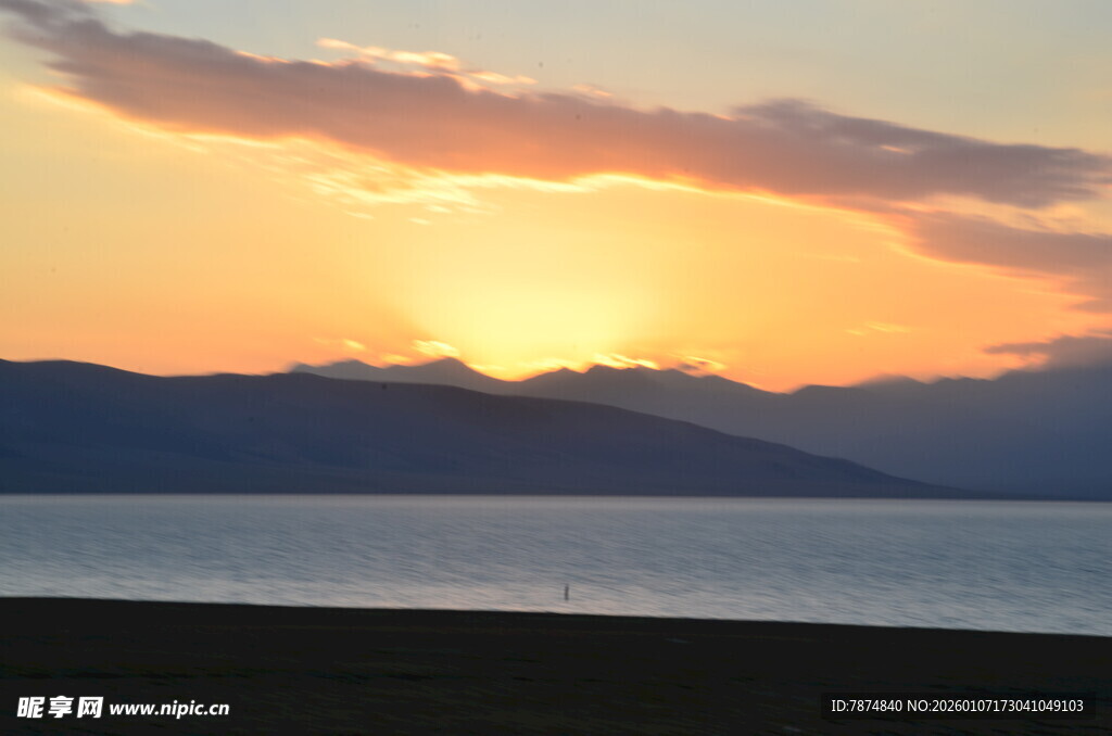 夕阳下的湖光山色美景