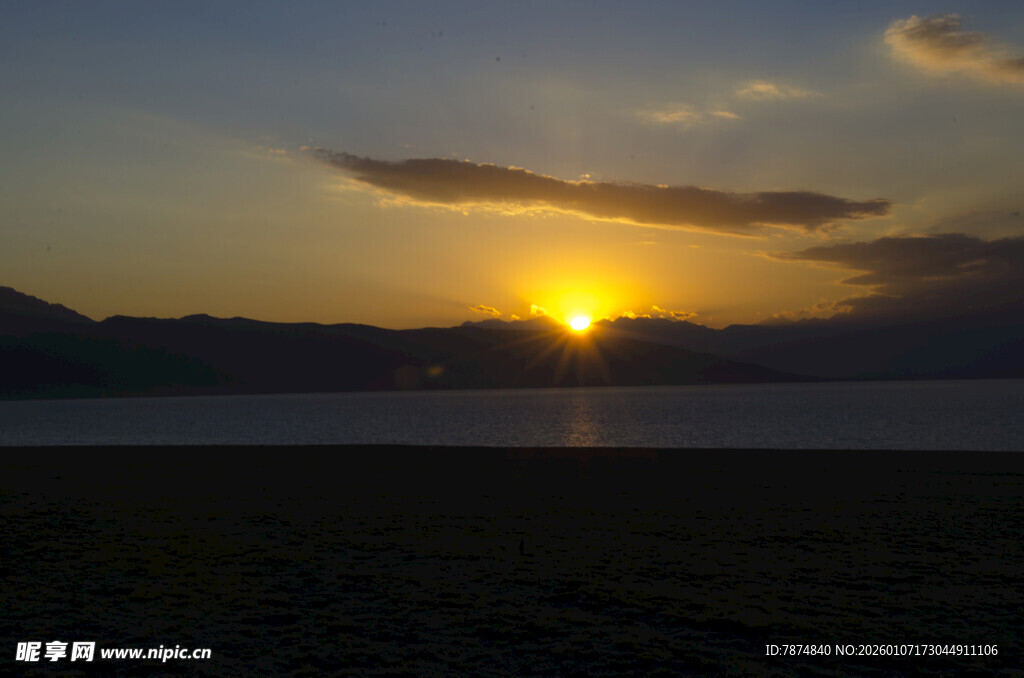 日落时分的壮丽湖景