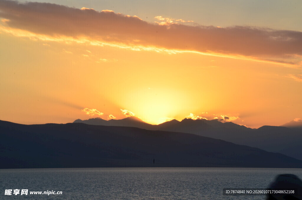 日落时分的山水美景