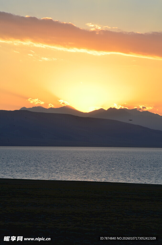 湖畔日落美景