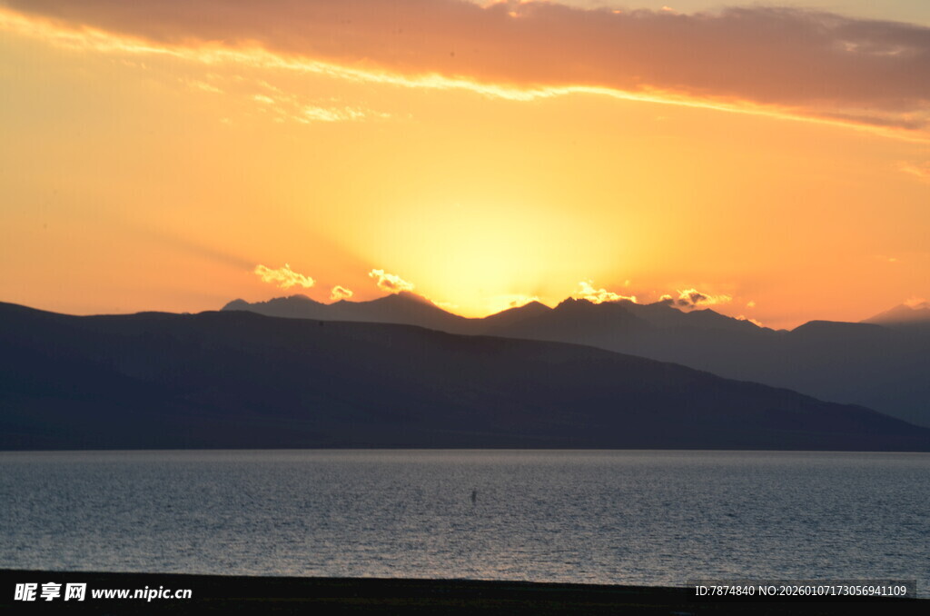 日落时分的壮丽湖山景色