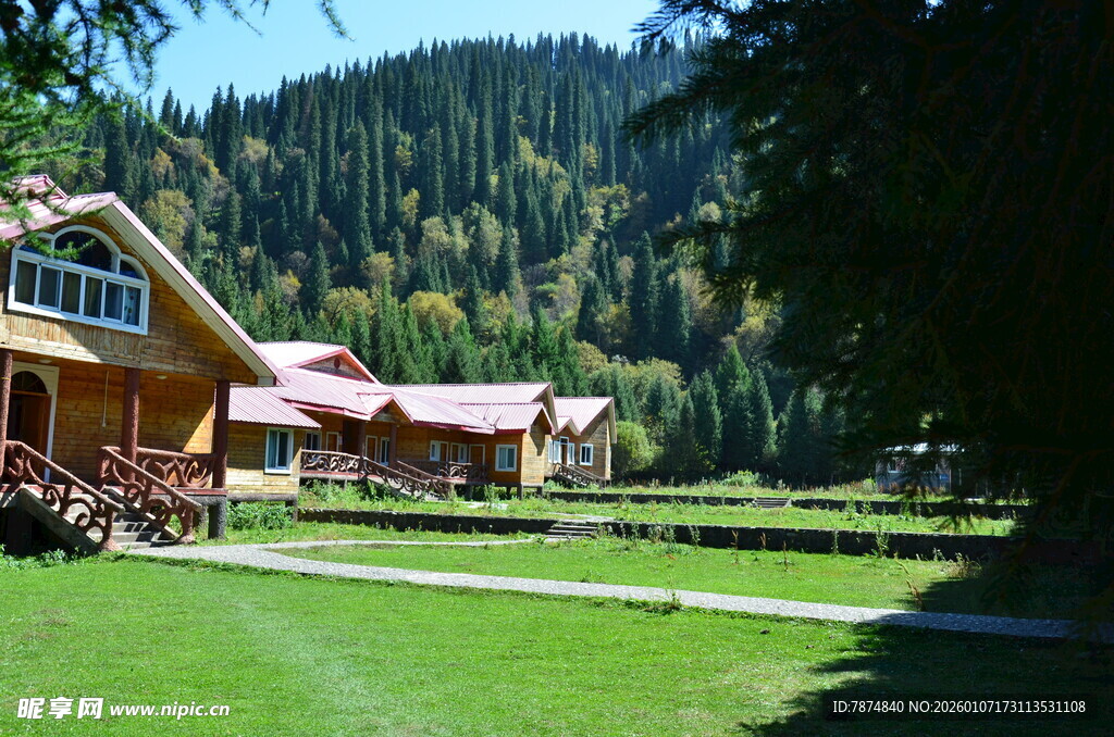 山间木屋旁的翠绿草坪