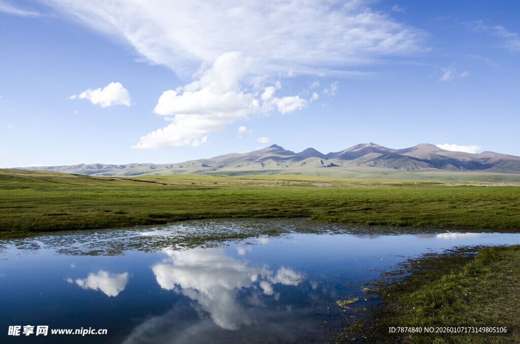 草原湖泊映远山美景