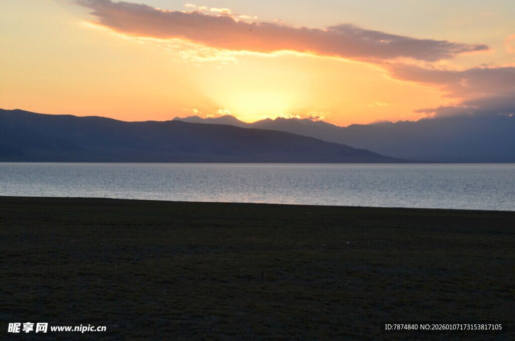 湖畔日落美景