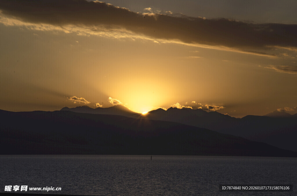 夕阳下的山水美景