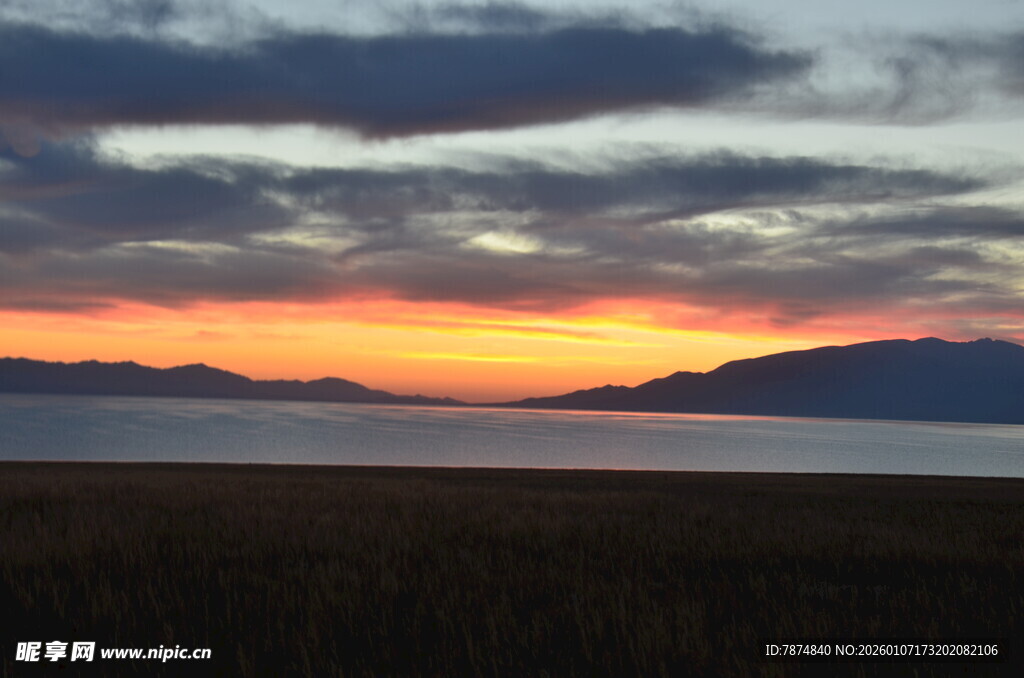 壮丽湖畔日落美景