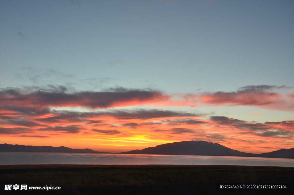 壮丽晚霞下的远山美景