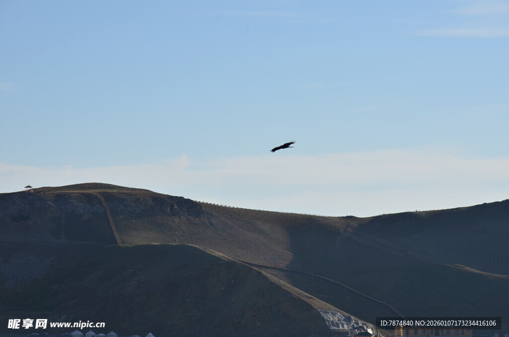 天空中飞行的飞机与山峦