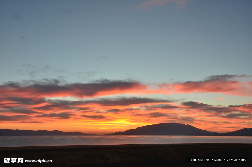 壮丽晚霞下的远山美景