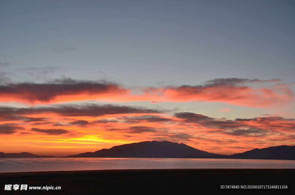 日落时分的绚烂天空与远山