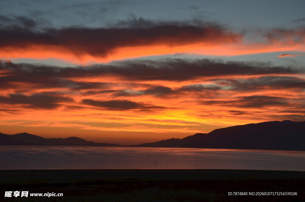 壮丽晚霞下的广袤大地