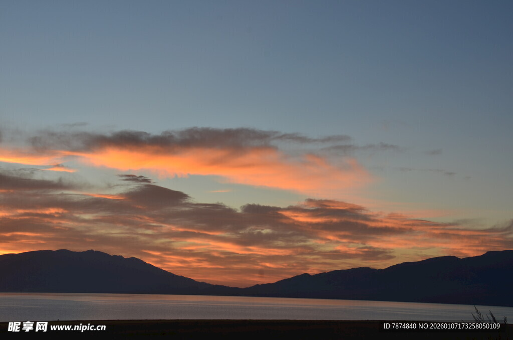 夕阳下的绚烂天空与湖面