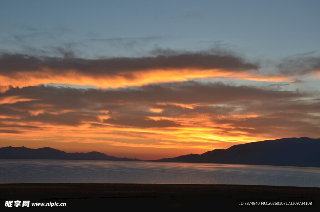 夕阳下的壮丽天空与远山