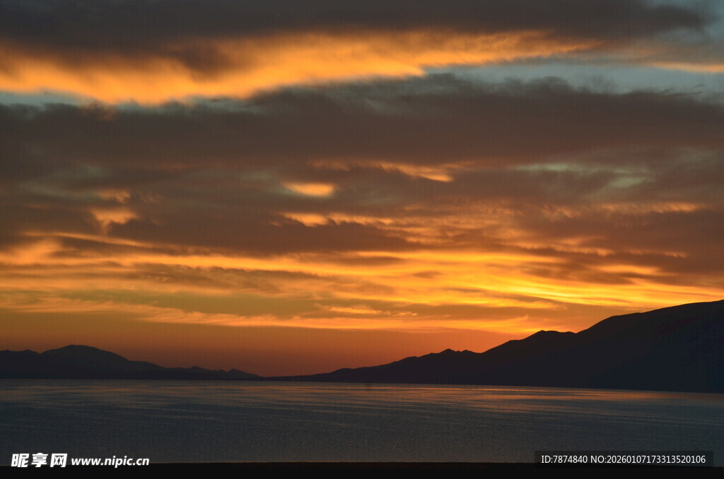 壮丽云海间的绚烂日落