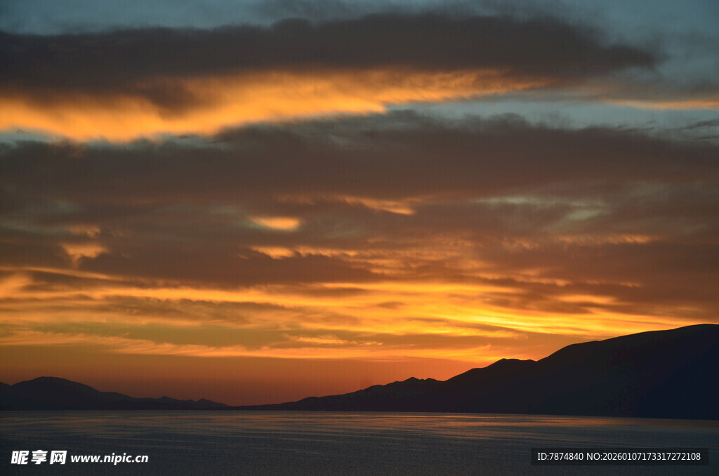 壮丽海上日落美景