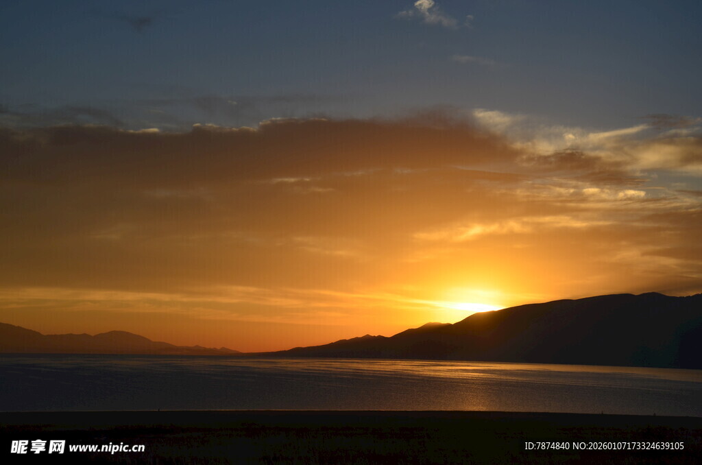 夕阳下的湖光山色美景