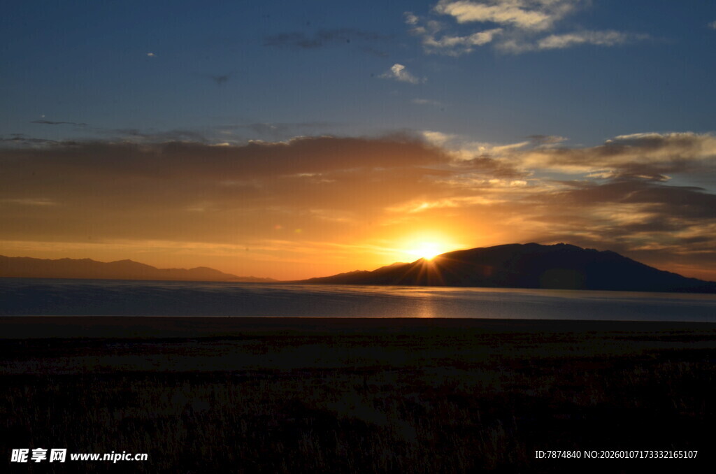 日出时分的壮丽山景
