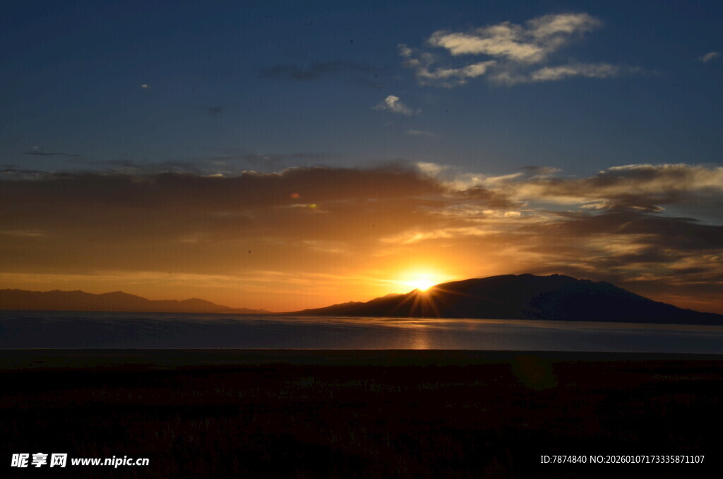 日落时分的壮丽远山景色