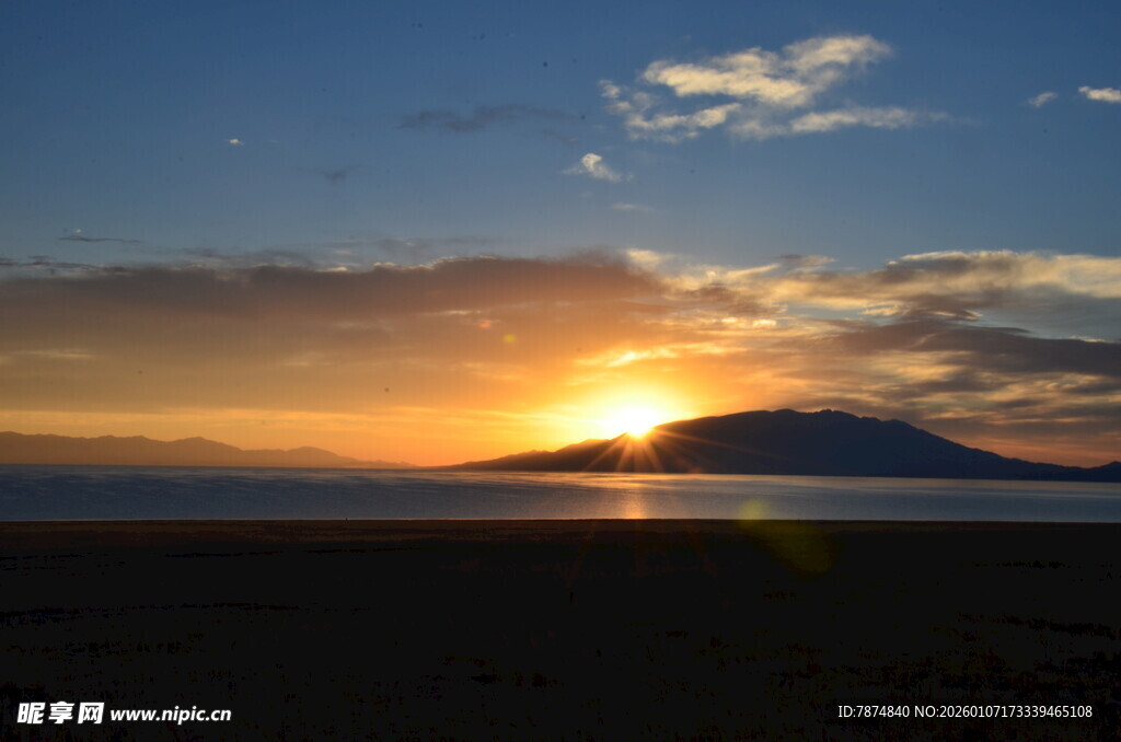 日落时分的美丽湖景