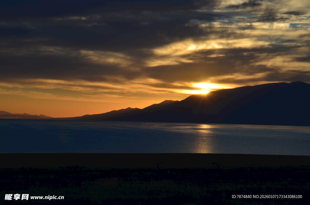 夕阳下的湖山美景
