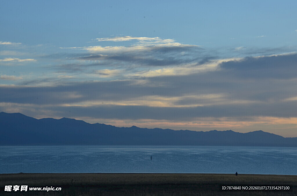 黄昏下的远山与天边云彩