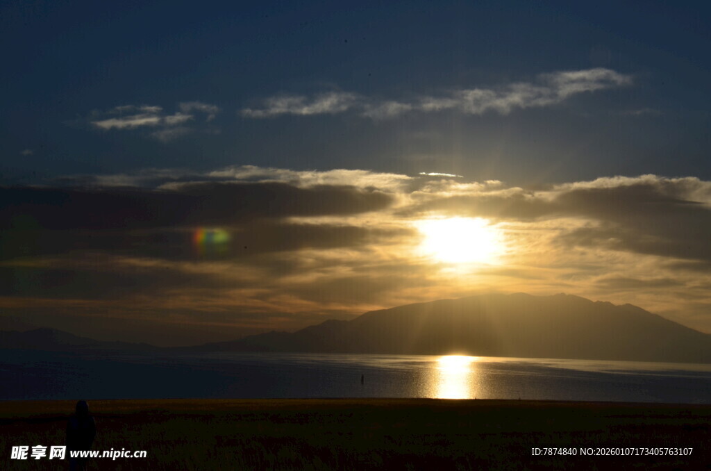夕阳下的海面美景