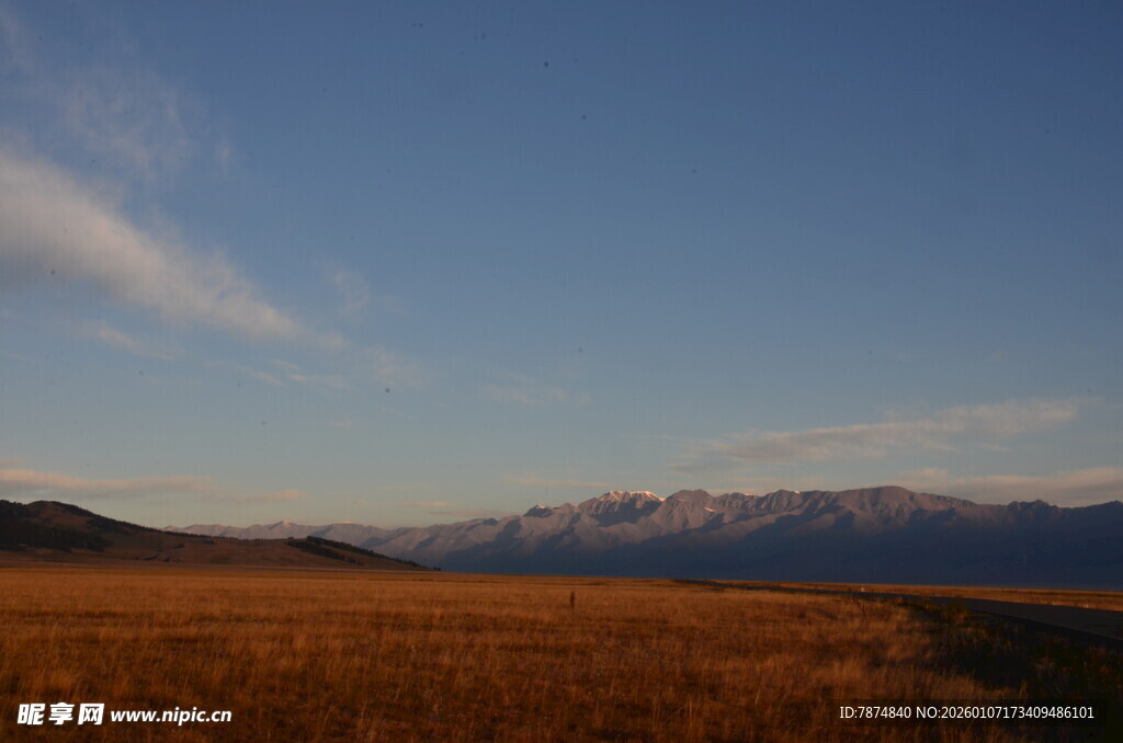 广阔原野与远处山峦美景