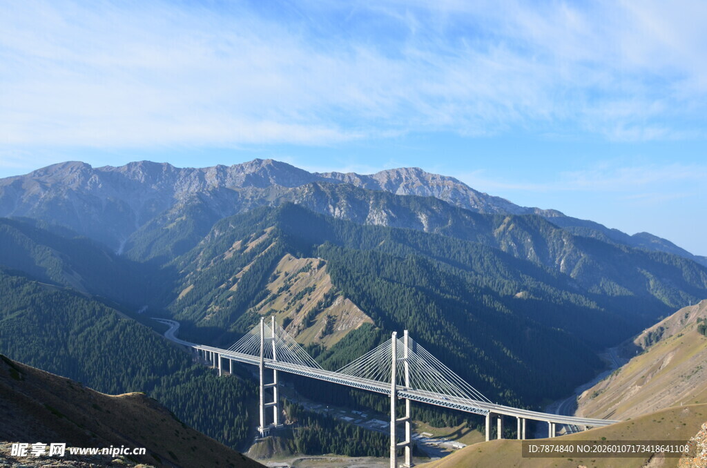 高山上的宏伟桥梁