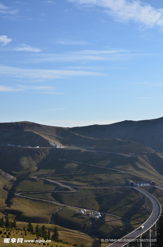 蜿蜒公路穿行于山峦之间
