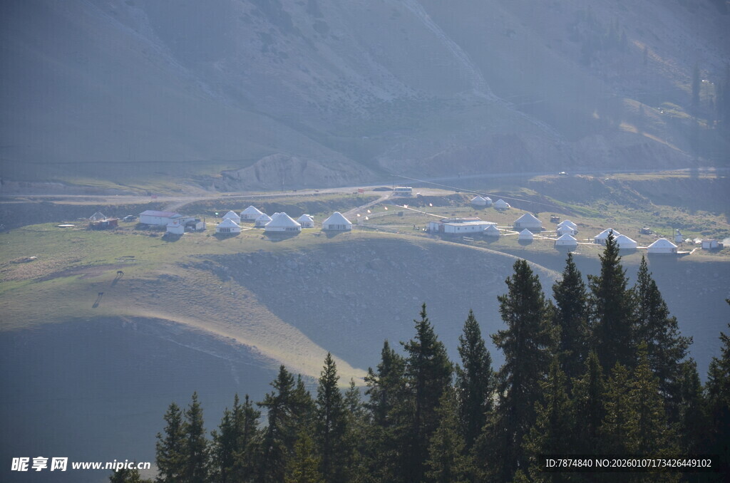 山间村落隐于葱郁林木间