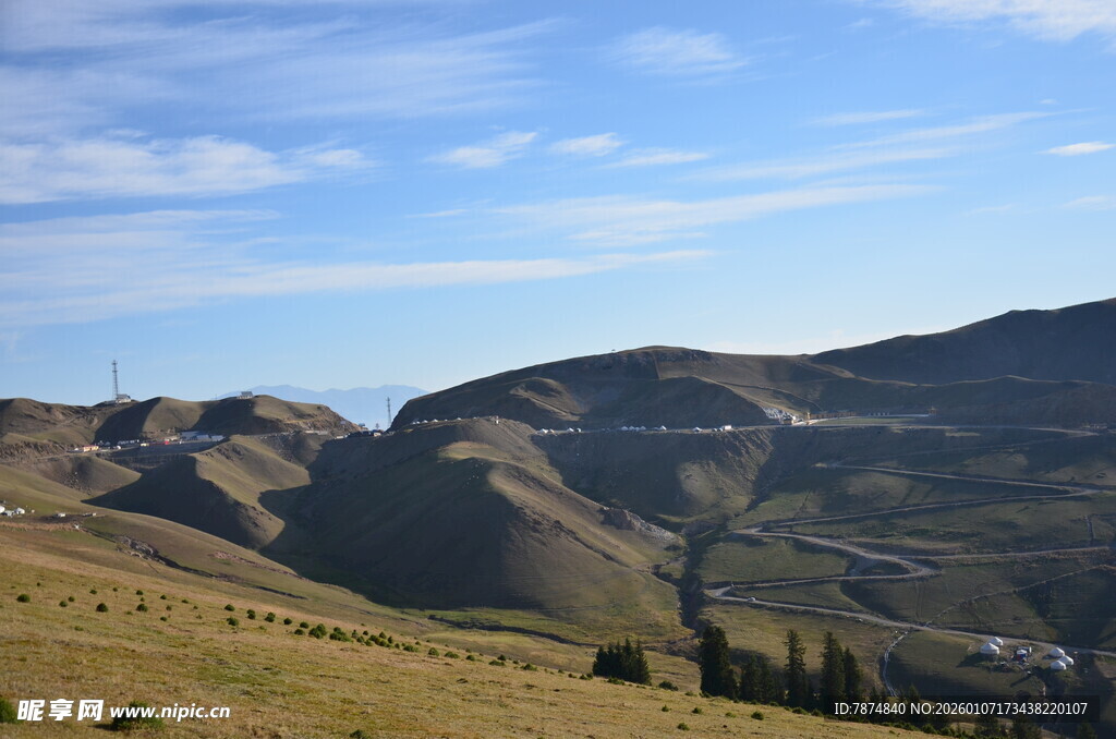 山间美景 蓝天白云映山峦