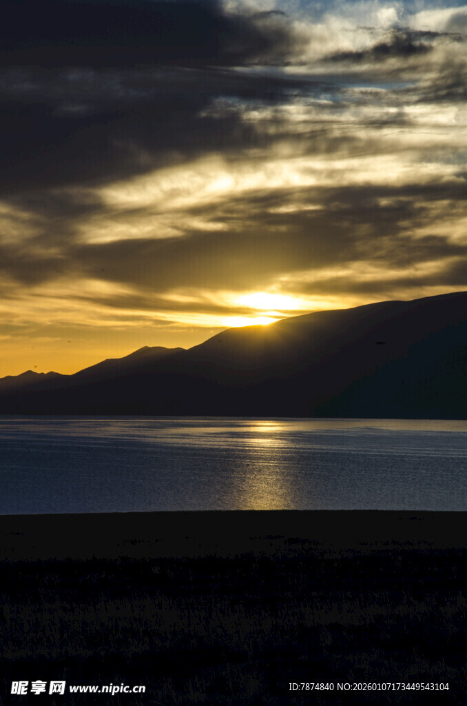 夕阳下的湖光山色美景