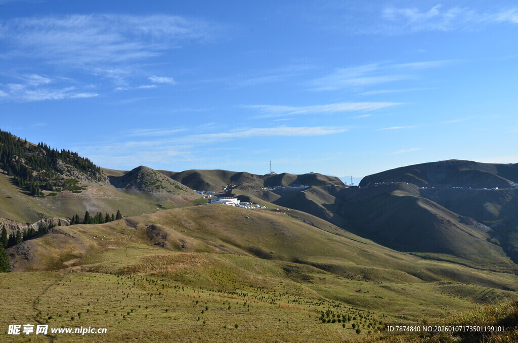 山间美景 蓝天白云下的绿野
