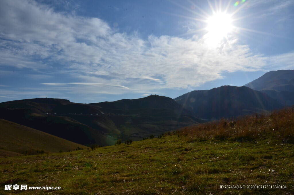 阳光照耀下的山间美景