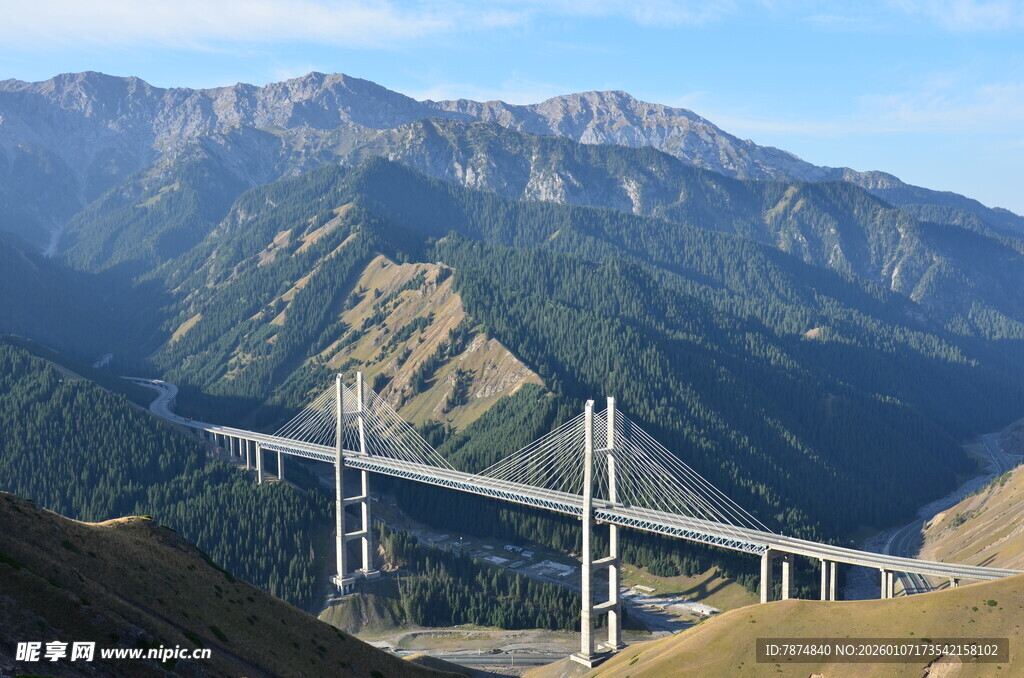 高山上的壮丽桥梁景观