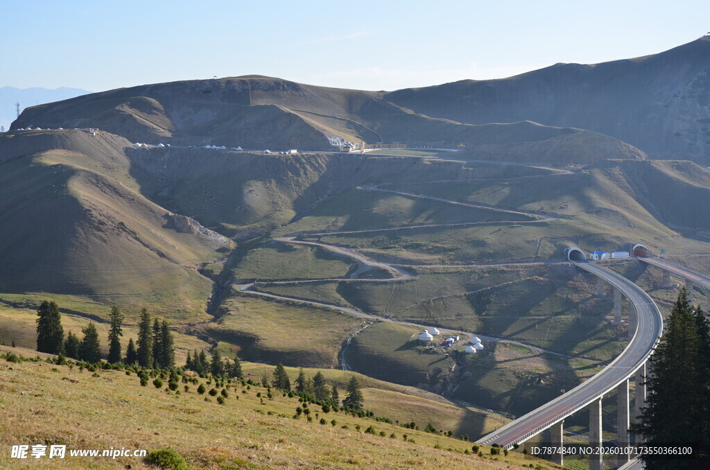 山间蜿蜒公路壮丽景致