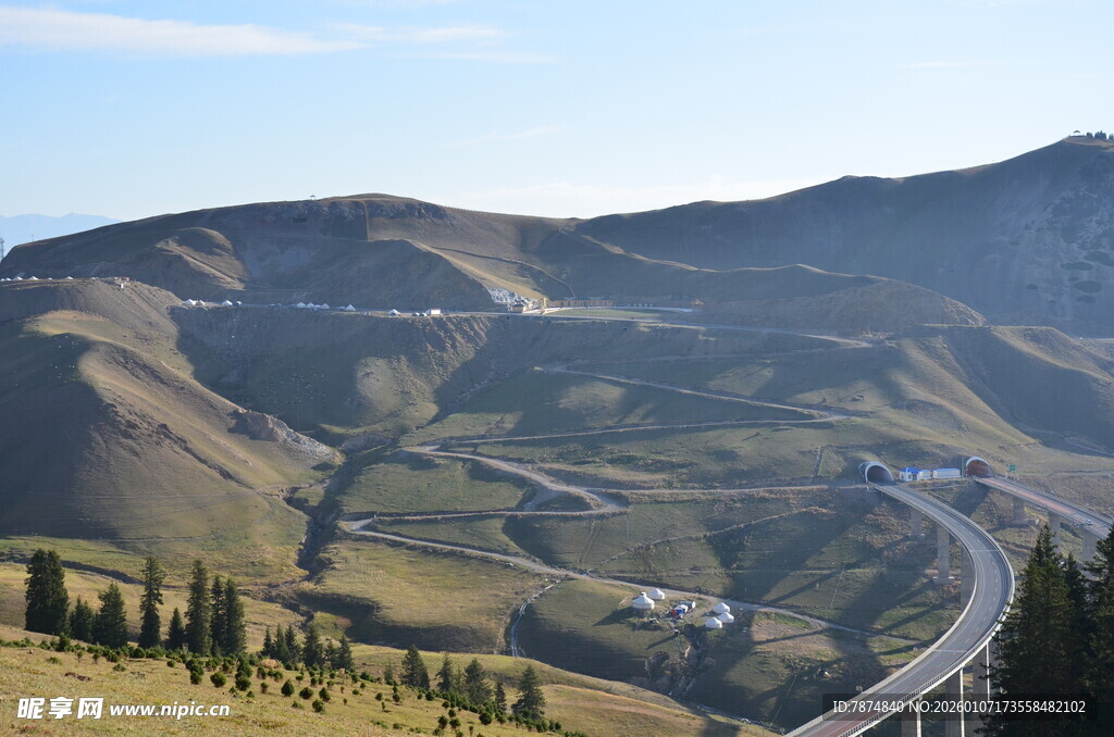 山间蜿蜒公路美景