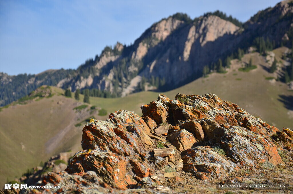 山间多彩岩石景观
