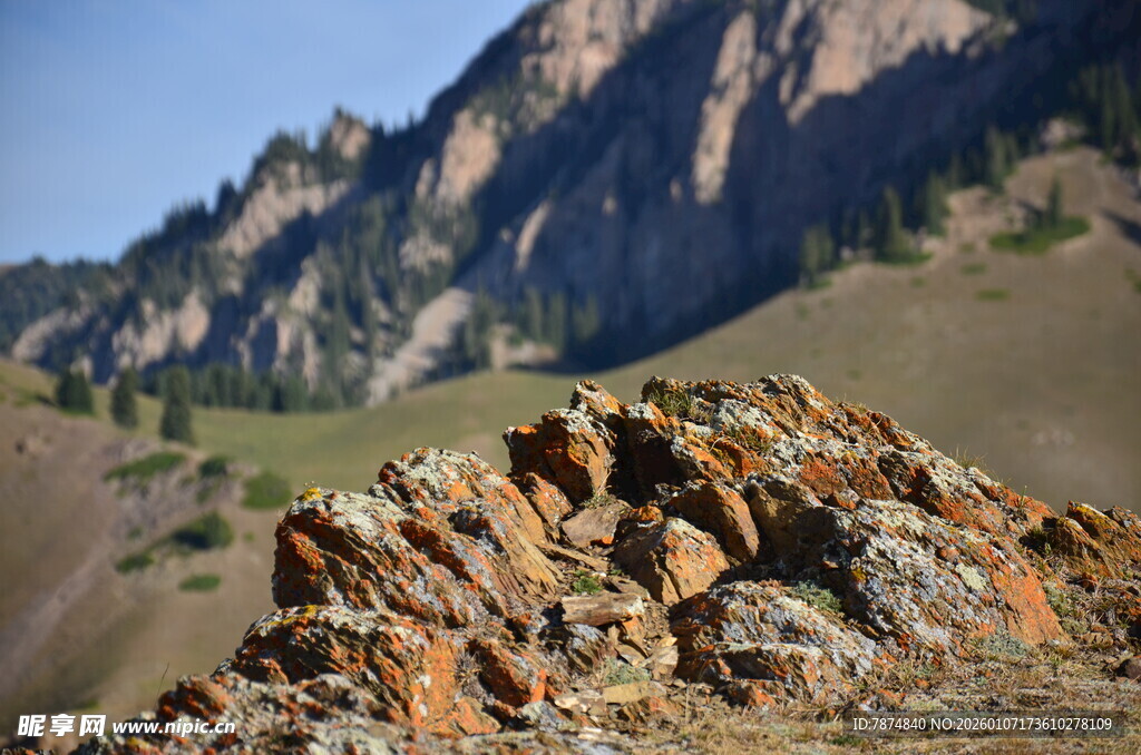 山间嶙峋岩石景观
