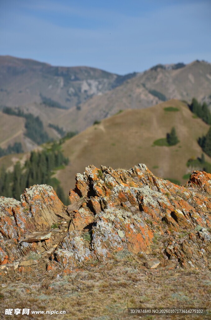山间多彩岩石景观