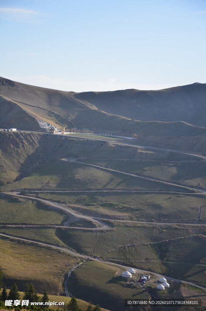 山间蜿蜒公路风景图