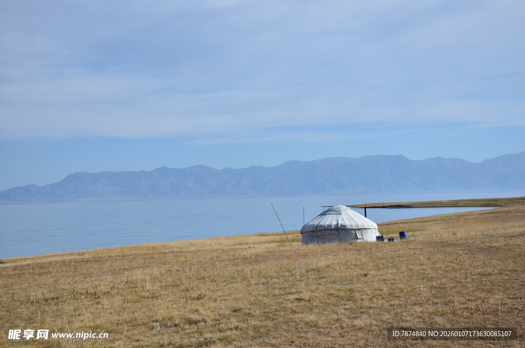 草原上的白色蒙古包