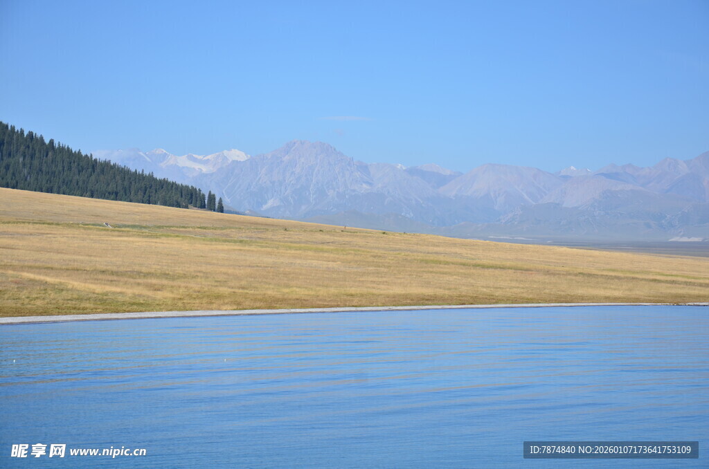 湖畔草原与远山美景
