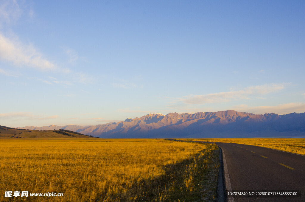 草原公路旁的壮美远山