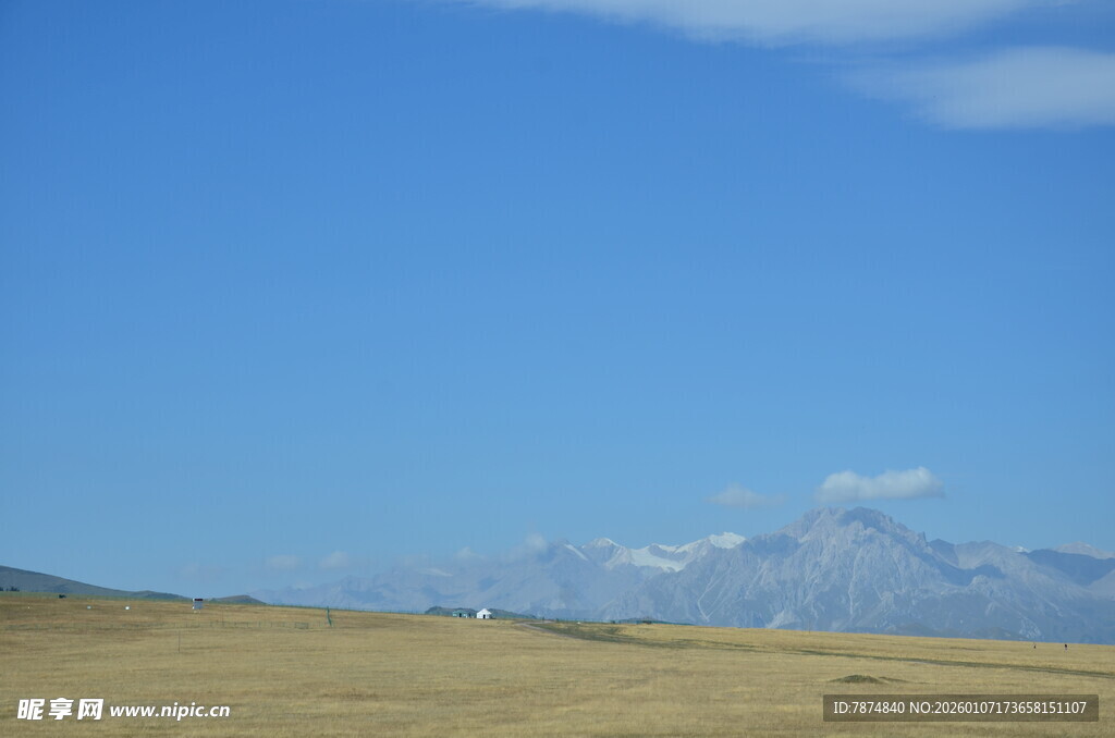 广袤原野与远处山峦