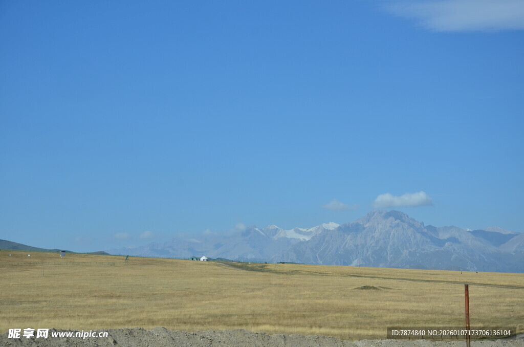 广袤原野与远处山峦