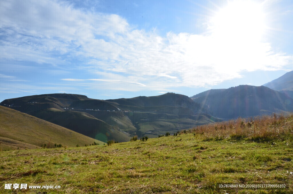 山间草地 阳光照耀的美景